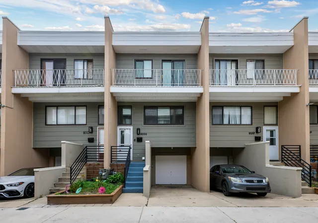 Photo 2 of Townhouse for sale at 9255 W Ballard Rd, Des Plaines, IL 60016 | MLS# 12765492 | Listing updated on 2026-09-22