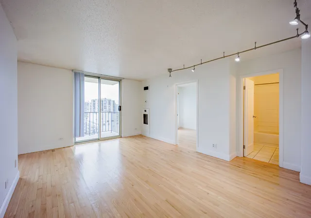 Listing Photo 2 - Condo for sale in building located at 1212 N Lasalle St, Chicago, IL 60610 - Unit #2104