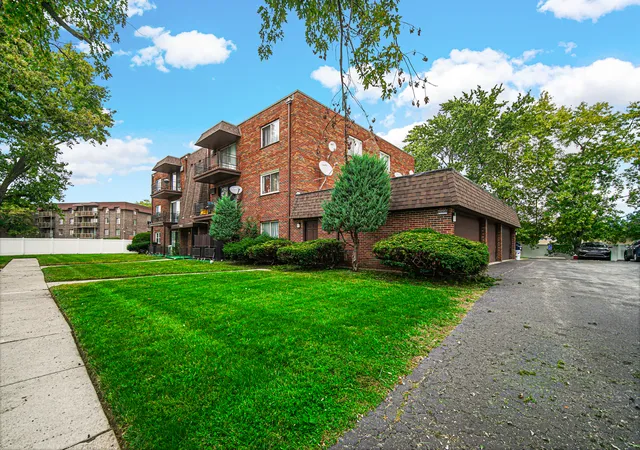 Photo 2 of Condo for sale at 903 Elder Rd #7, Homewood, IL 60430 | MLS# 12765509 | Listing updated on 2026-09-21