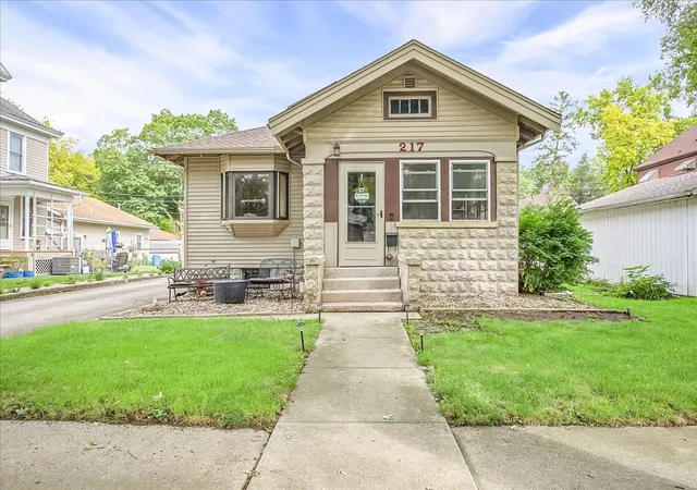 Photo 2 of Single family home for sale at 217 W Moulton St, Pontiac, IL 61764 | MLS# 12765510 | Listing updated on 2026-09-29