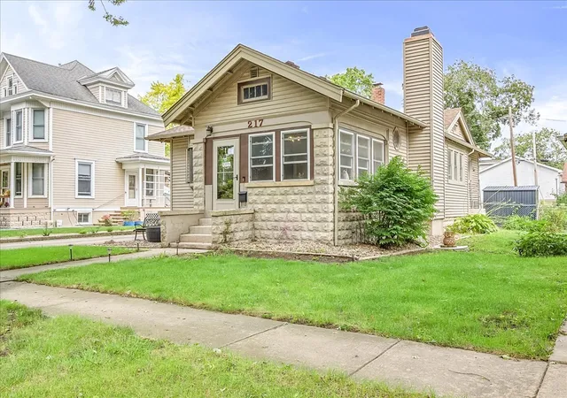 Photo 3 of Single family home for sale at 217 W Moulton St, Pontiac, IL 61764 | MLS# 12765510 | Listing updated on 2026-09-29