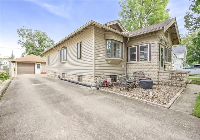 Photo 4 of Single family home for sale at 217 W Moulton St, Pontiac, IL 61764 | MLS# 12765510 | Listing updated on 2026-09-29