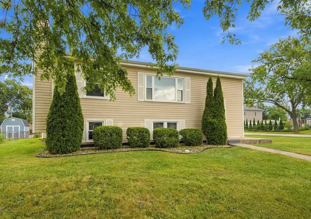Single family home for sale at 9338 Oak St, Orland Park, IL 60462 | MLS# 12765532