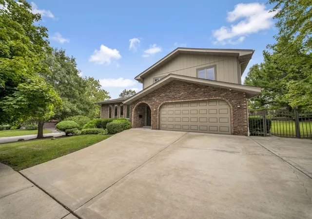 Photo 4 of Single family home for sale at 420 Freehauf St, Lemont, IL 60439 | MLS# 12765547 | Listing updated on 2026-10-26