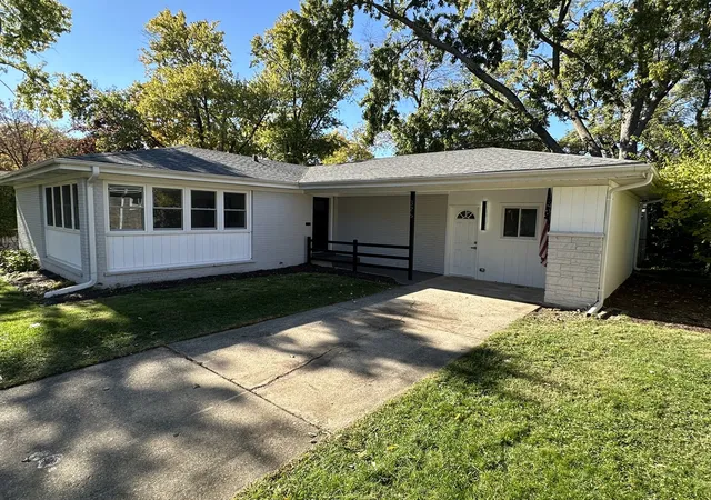 Single family home for sale at 326 Indian Dr, Glen Ellyn, IL 60137 | MLS# 12765567