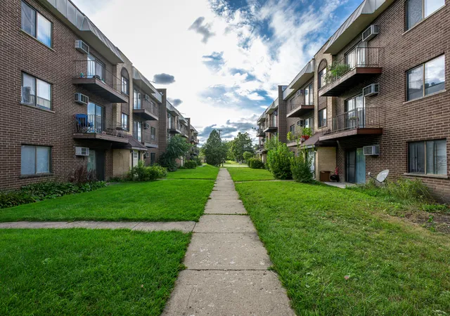 Photo 2 of Condo for sale at 10429 Dearlove Rd #4, Glenview, IL 60025 | MLS# 12765586 | Listing updated on 2026-09-23