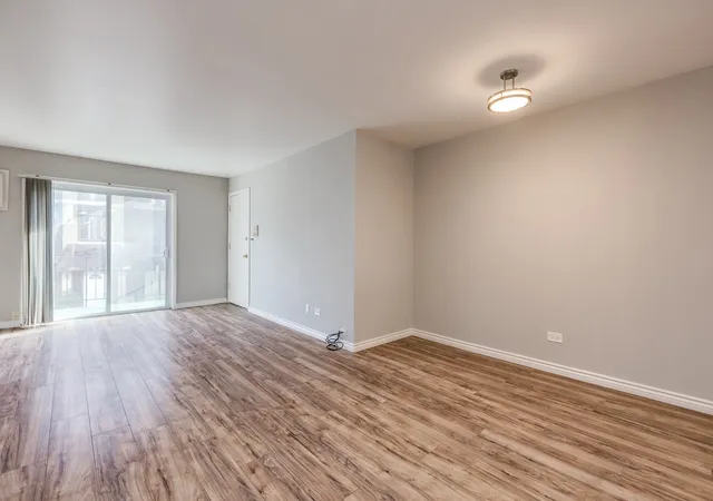 Listing Photo 4 - Condo for sale in building located at 10429 Dearlove Rd, Glenview, IL 60025 - Unit #4