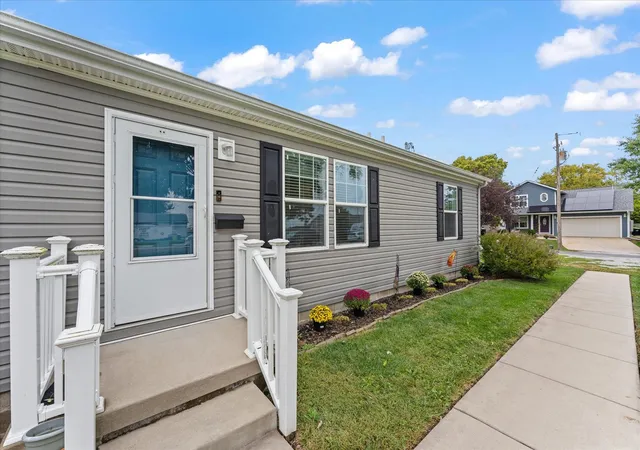 Photo 3 of Single family home for sale at 911 E Short St, Tuscola, IL 61953 | MLS# 12765616 | Listing updated on 2026-10-05