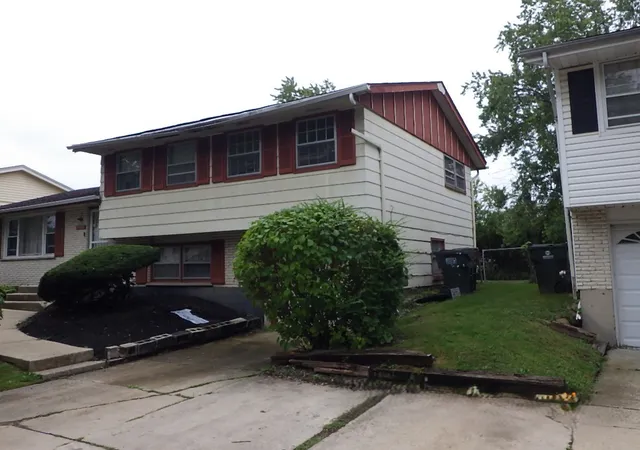 Photo 4 of Single family home for sale at 3509 Birchwood Dr, Hazel Crest, IL 60429 | MLS# 12765620 | Listing updated on 2026-09-23
