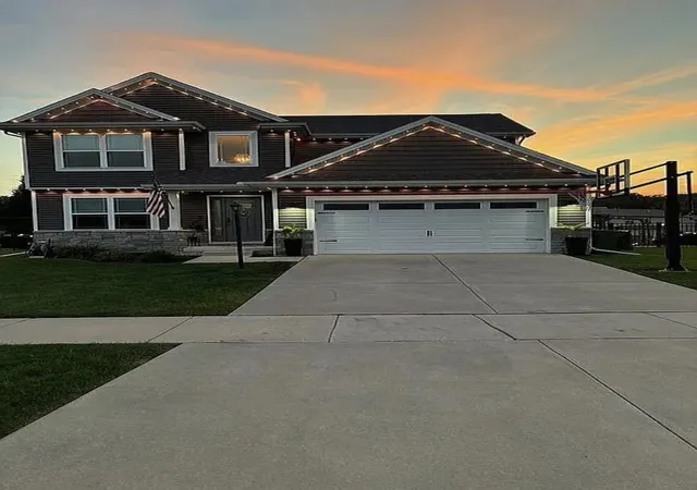 Photo 2 of Single family home for sale at 705 Red Bud Dr, Mahomet, IL 61853 | MLS# 12765621 | Listing updated on 2026-10-07