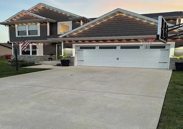 Photo 3 of Single family home for sale at 705 Red Bud Dr, Mahomet, IL 61853 | MLS# 12765621 | Listing updated on 2026-10-07