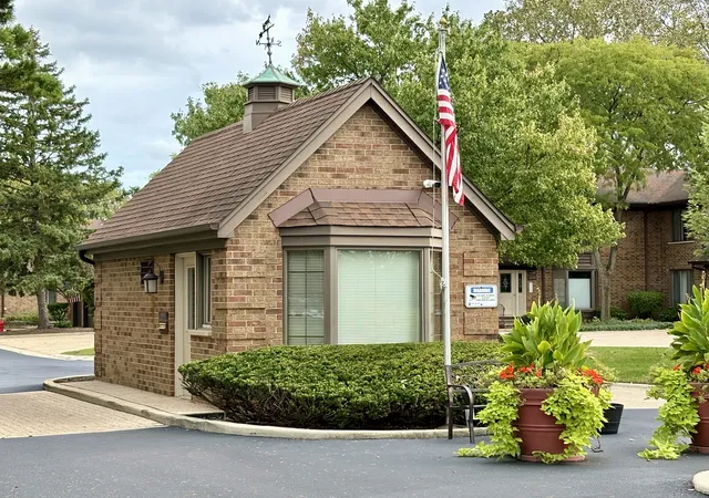 Photo 2 of Condo for sale at 44 Queens Ct #44, Westchester, IL 60154 | MLS# 12765622 | Listing updated on 2026-10-04