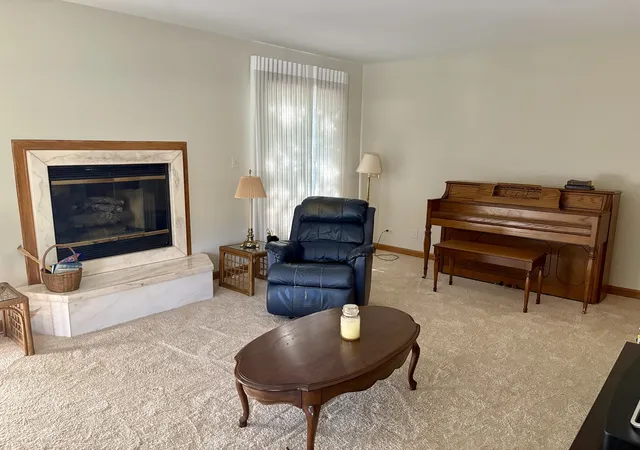 Listing Photo 4 - Condo for sale in building located at 44 Queens Ct, Westchester, IL 60154 - Unit #44