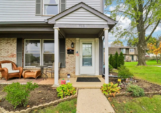 Photo 2 of Townhouse for sale at 708 Shaw Ct, Schaumburg, IL 60194 | MLS# 12765627 | Listing updated on 2026-10-22