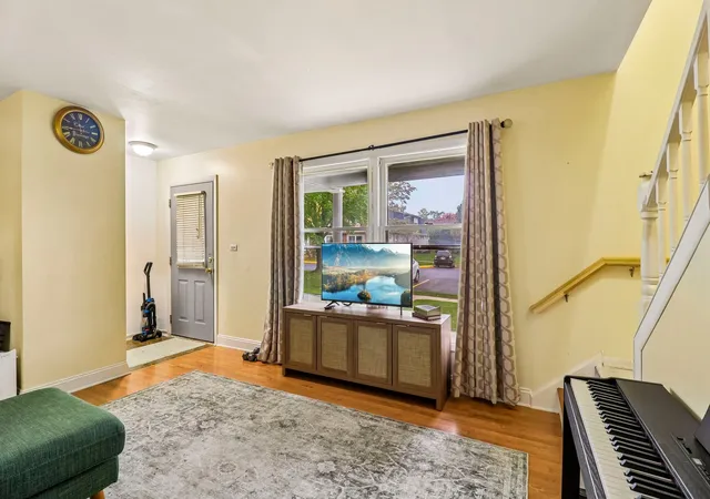 Photo 4 of Townhouse for sale at 708 Shaw Ct, Schaumburg, IL 60194 | MLS# 12765627 | Listing updated on 2026-10-22