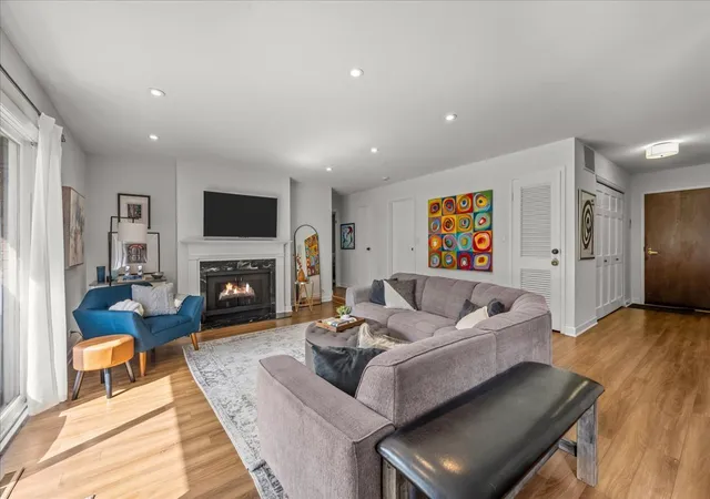 Listing Photo 5 - Condo for sale in building located at 1230 Park Ave, Highland Park, IL 60035 - Unit #210
