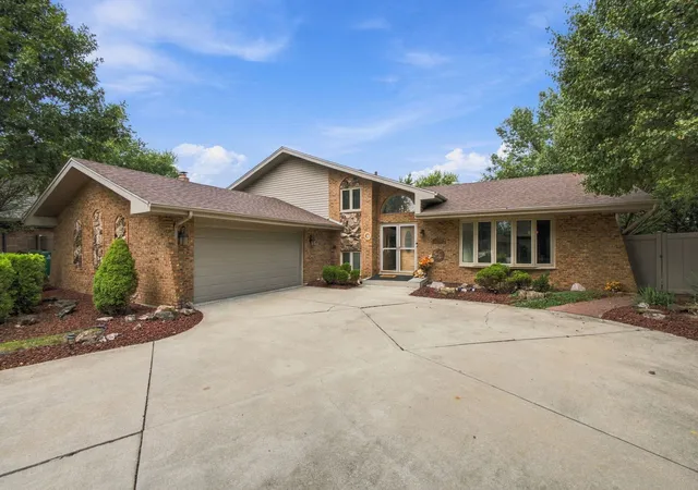 Photo 3 of Single family home for sale at 8040 Chippewa Trl, Tinley Park, IL 60477 | MLS# 12765674 | Listing updated on 2026-09-22