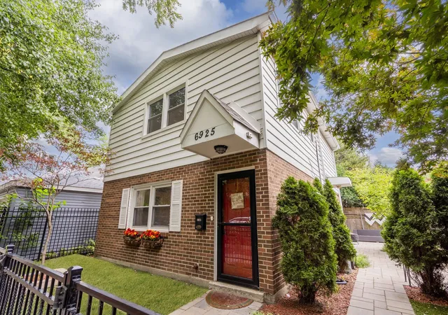 Photo 1 of Single family home for sale at 6925 N Ravenswood Ave, Chicago, IL 60626 | MLS# 12765704 | Listing updated on 2026-09-24