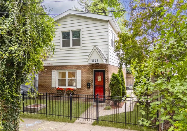 Photo 2 of Single family home for sale at 6925 N Ravenswood Ave, Chicago, IL 60626 | MLS# 12765704 | Listing updated on 2026-09-24