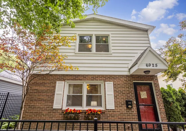Photo 3 of Single family home for sale at 6925 N Ravenswood Ave, Chicago, IL 60626 | MLS# 12765704 | Listing updated on 2026-09-24