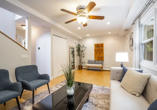 Photo 4 of Single family home for sale at 6925 N Ravenswood Ave, Chicago, IL 60626 | MLS# 12765704 | Listing updated on 2026-09-24