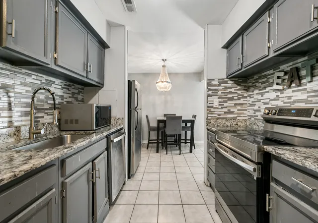 Photo 3 of Townhouse for sale at 1395 S Glen Cir #B, Aurora, IL 60506 | MLS# 12765726 | Listing updated on 2026-09-23