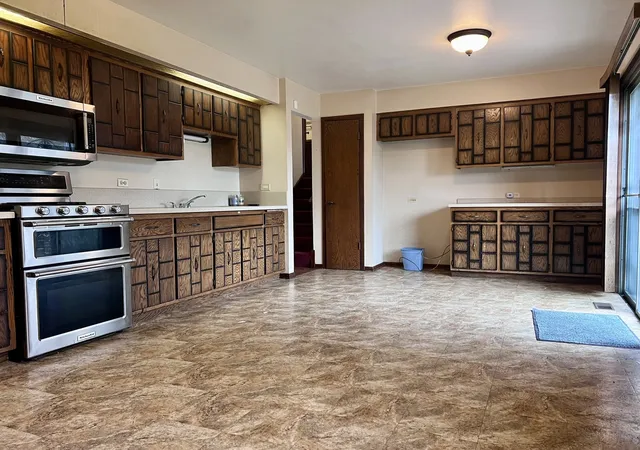 Photo 3 of Single family home for sale at 15035 Naughton Dr, South Holland, IL 60473 | MLS# 12765750 | Listing updated on 2026-09-21