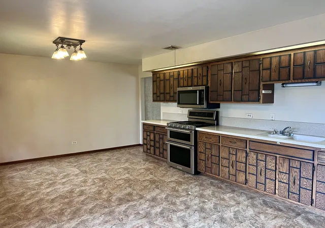 Photo 4 of Single family home for sale at 15035 Naughton Dr, South Holland, IL 60473 | MLS# 12765750 | Listing updated on 2026-09-21