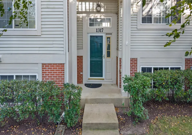 Photo 2 of Townhouse for sale at 1317 New Hvn Dr, Cary, IL 60013 | MLS# 12765768 | Listing updated on 2026-10-09