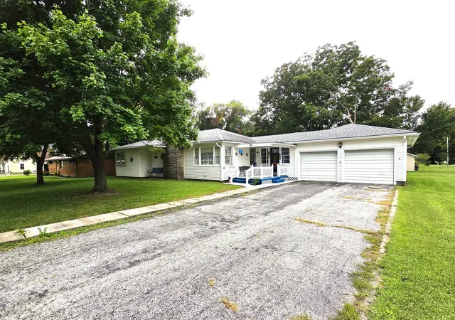 Photo 2 of Single family home for sale at 355 Lee Evans Dr, Hull, IL 62343 | MLS# 12765771 | Listing updated on 2026-10-20