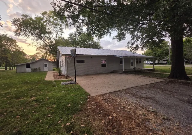 Photo 3 of Single family home for sale at 400 S Rea Ave, Mcleansboro, IL 62859 | MLS# 12765811 | Listing updated on 2026-09-27