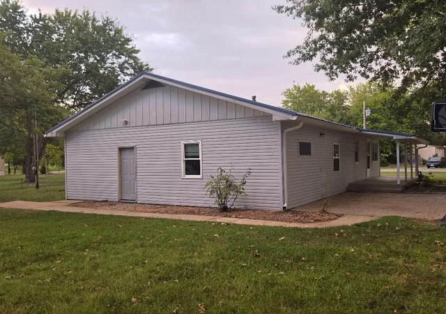 Photo 4 of Single family home for sale at 400 S Rea Ave, Mcleansboro, IL 62859 | MLS# 12765811 | Listing updated on 2026-09-27