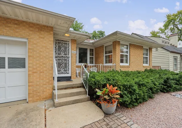 Photo 4 of Single family home for sale at 804 W White St, Champaign, IL 61820 | MLS# 12765820 | Listing updated on 2026-10-22