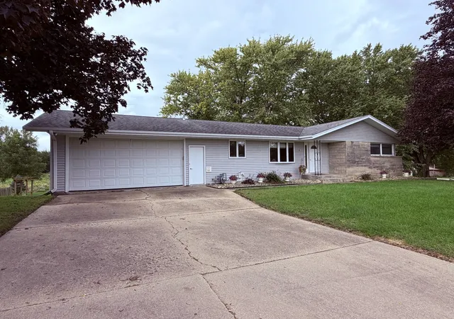 Photo 2 of Single family home for sale at 4 Genesee Ct, Morrison, IL 61270 | MLS# 12765857 | Listing updated on 2026-10-07