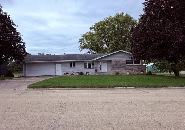 Photo 1 of Single family home for sale at 4 Genesee Ct, Morrison, IL 61270 | MLS# 12765857 | Listing updated on 2026-10-07