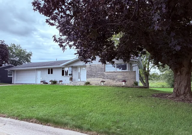 Photo 3 of Single family home for sale at 4 Genesee Ct, Morrison, IL 61270 | MLS# 12765857 | Listing updated on 2026-10-07