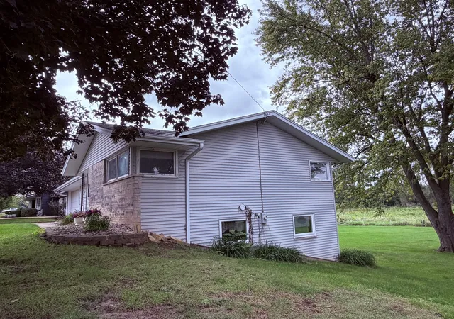 Photo 3 of Single family home for sale at 4 Genesee Ct, Morrison, IL 61270 | MLS# 12765857 | Listing updated on 2026-10-07