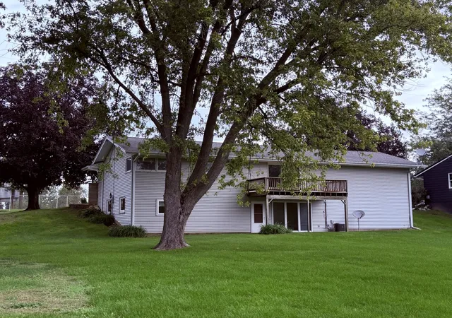 Photo 4 of Single family home for sale at 4 Genesee Ct, Morrison, IL 61270 | MLS# 12765857 | Listing updated on 2026-10-07