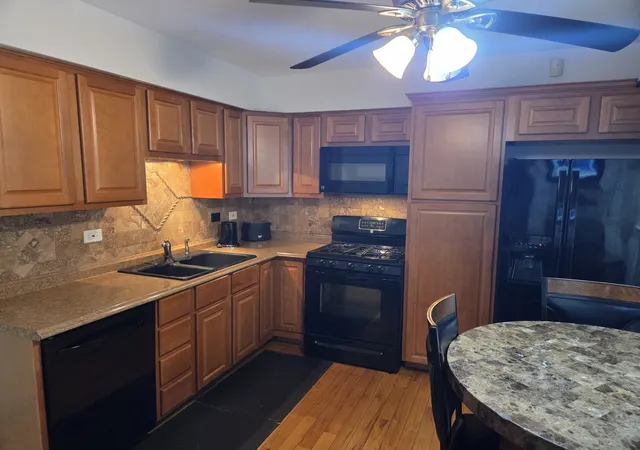 Photo 4 of Townhouse for sale at 1866 Wellington Pl, Hoffman Estates, IL 60169 | MLS# 12765876 | Listing updated on 2026-09-22