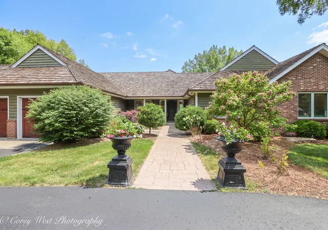 Photo 4 of Single family home for sale at 39w944 Deer Run Dr, St. Charles, IL 60175 | MLS# 12765901 | Listing updated on 2026-09-28