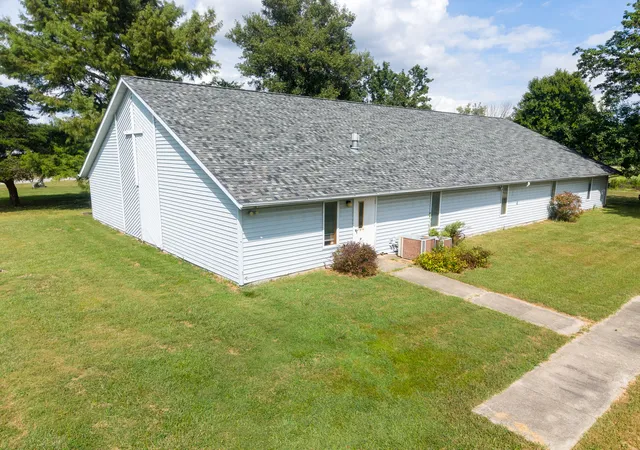 Photo 2 of Single family home for sale at 321 Country Clb Ln, Centralia, IL 62801 | MLS# 12765908 | Listing updated on 2026-09-29