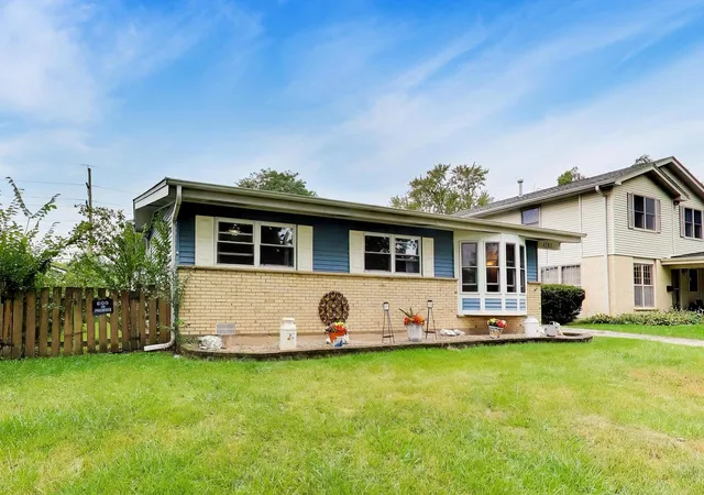 Photo 3 of Single family home for sale at 2307 Fulle St, Rolling Meadows, IL 60008 | MLS# 12765916 | Listing updated on 2026-09-24