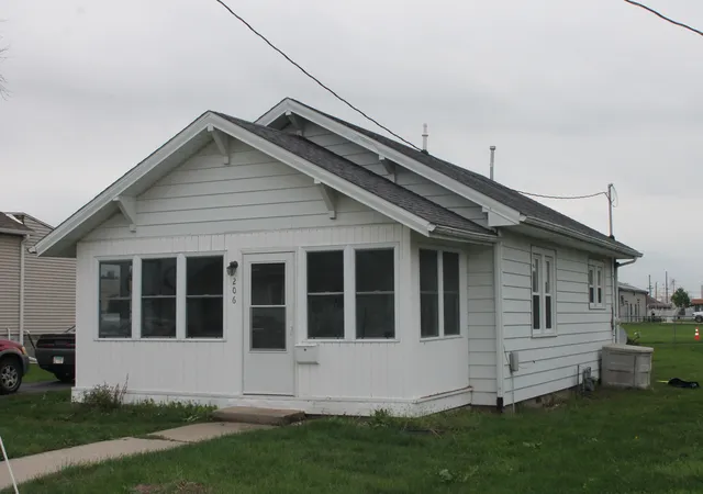 Photo 1 of Sale Pending at 206 S Spring St, Geneseo, IL 61254 | MLS# 12765944 | Listing updated on 2026-09-24
