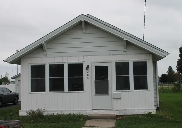 Photo 2 of Sale Pending at 206 S Spring St, Geneseo, IL 61254 | MLS# 12765944 | Listing updated on 2026-09-24