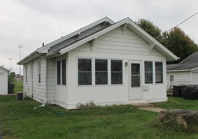 Photo 3 of Sale Pending at 206 S Spring St, Geneseo, IL 61254 | MLS# 12765944 | Listing updated on 2026-09-24