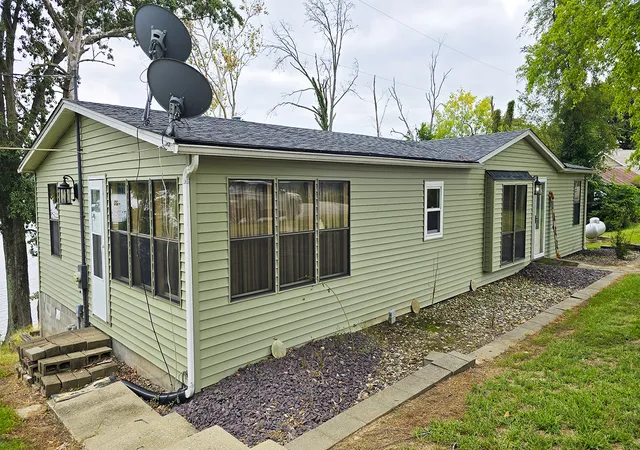 Photo 2 of Single family home for sale at 1918 Dunbar Ln, Centralia, IL 62801 | MLS# 12765946 | Listing updated on 2026-09-30