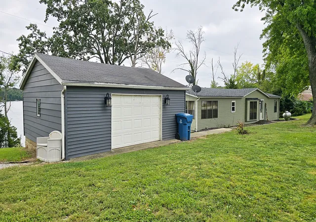 Photo 3 of Single family home for sale at 1918 Dunbar Ln, Centralia, IL 62801 | MLS# 12765946 | Listing updated on 2026-09-30