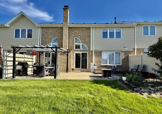 Photo 3 of Townhouse for sale at 19339 Lisadell Dr, Tinley Park, IL 60487 | MLS# 12765948 | Listing updated on 2026-10-04