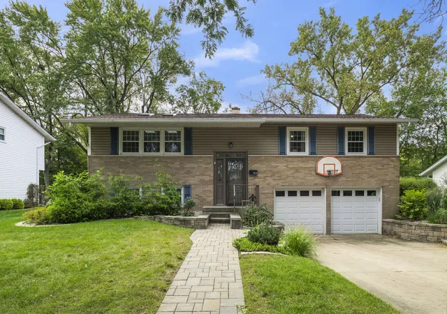 Photo 1 of Single family home for sale at 907 E Schirra Dr, Palatine, IL 60074 | MLS# 12765956 | Listing updated on 2026-09-24