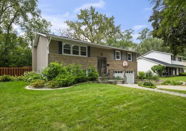 Photo 3 of Single family home for sale at 907 E Schirra Dr, Palatine, IL 60074 | MLS# 12765956 | Listing updated on 2026-09-24